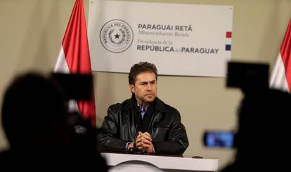 O chanceler paraguaio Luis Castiglioni anuncia sua renúncia ao cargo diante da imprensa.