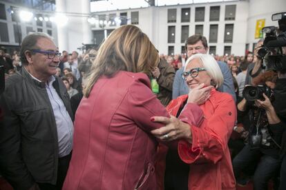 Susana Díaz saluda a los padres de Carme Chacón, Esther Piqueras y Baltar Chacón.