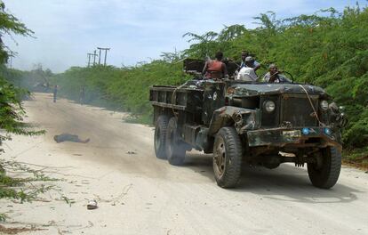 Un camión del ejército gubernamental avanza sobre una pista del sur de la capital, Mogadiscio.