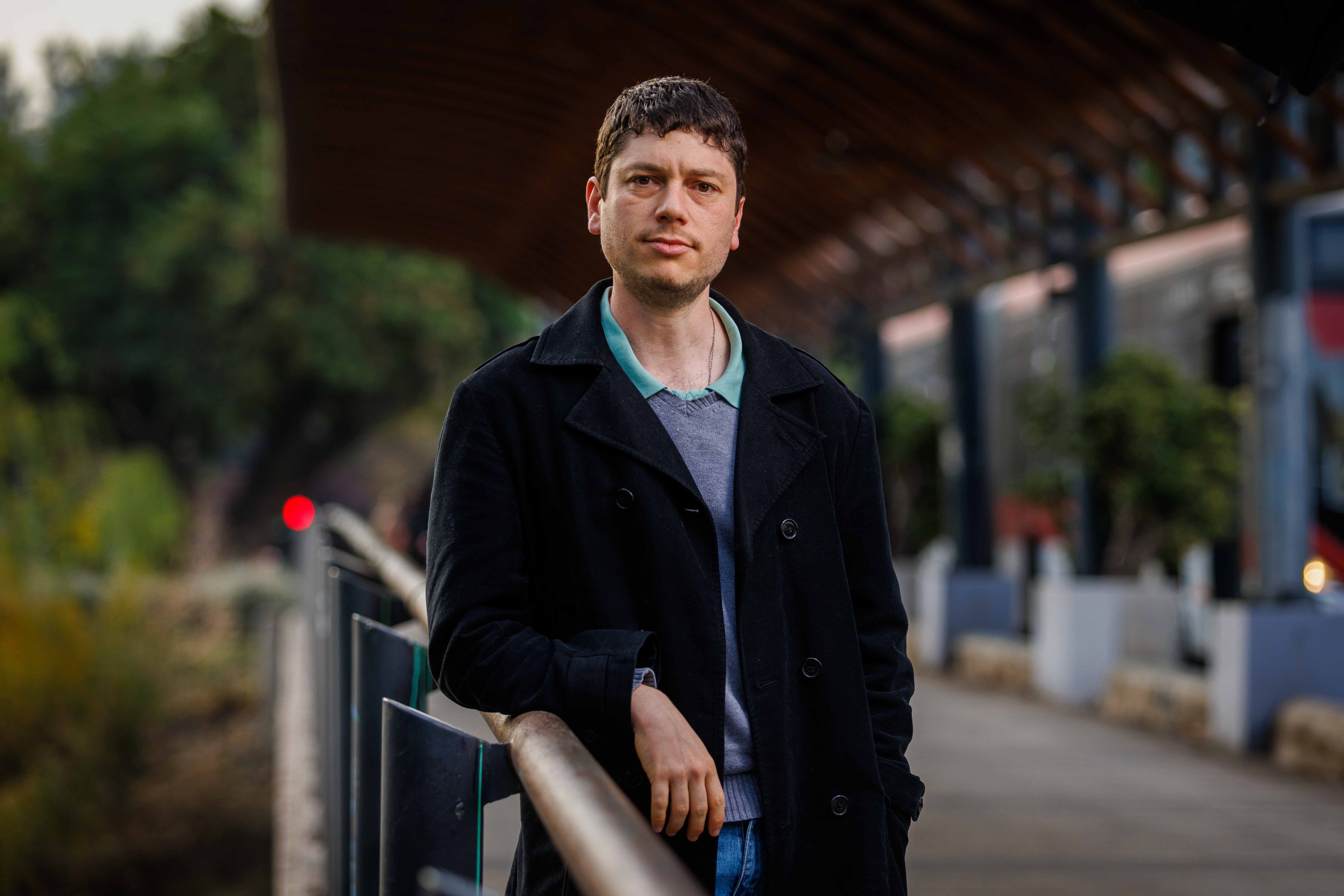 Noam Titelman en uno de los puentes que cruzan el Río Mapocho, en la comuna de Providencia, el 18 de mayo.


