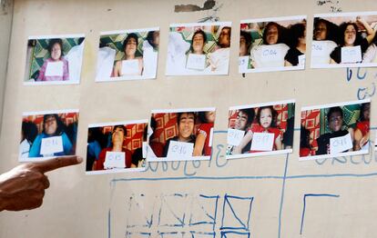 Las autoridades comboyanas muestran las fotos de víctimas de la estampida para su identificación.