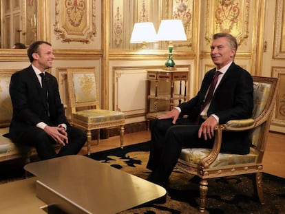 Los presidentes Emmanuel Macron y Mauricio Macri en el El&iacute;seo 