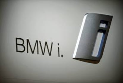 Imagen del logotipo del nuevo vehículo eléctrico de BMW, el denominado i3 durante su presentación en Londres, Reino Unido el 29 de julio. EFE/Archivo