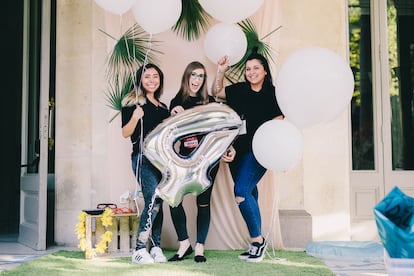 Tres voluntarias de Hillsong posando en el photocall de la entrada.