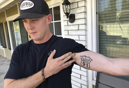 Brendan Kelly, superviviente de Thousand Oaks, muestra una tatuajes del concierto de la masacre de Las Vegas.