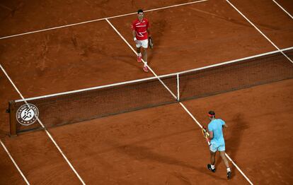 Rafael Nadal y Novak Djokovic, tras la final de Roland Garros el 11 de octubre de 2020.