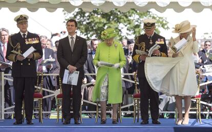 De izda a dcha, el duque de Edimburgo, el primer ministro franc&eacute;s Manuel Valls, la reina Isabel II de Inglaterra, el pr&iacute;ncipe Carlos y Camila, duquesa de Cornualles. 