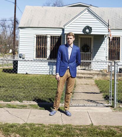 Casa de madera típica de Texas en un suburbio al sur de Austin, acompañada de modelo que viste chaqueta, camisa y pantalón Mauro Grifoni con zapatos Geox