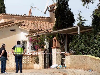 Miembros de la Policía Nacional vigilan la entrada a la vivienda del suceso, en Benajarafe (Málaga).