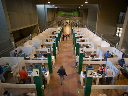 Centro de vacunación en el Estadio Olímpico de Sevilla.