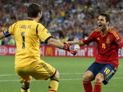 Fabregas y Casillas celebran el gol que rubricó el pase de España a la final de la Eurocopa. La tanda de penaltis del partido de semifinales frente a Portugal fue el espacio más visto en televisión en 2012.