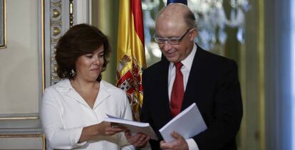 La vicepresidenta del Gobierno, Soraya Sáenz de Santamaría, y el ministro de Hacienda, Cristóbal Montoro, tras recibir el informe sobre financiación autonómica.