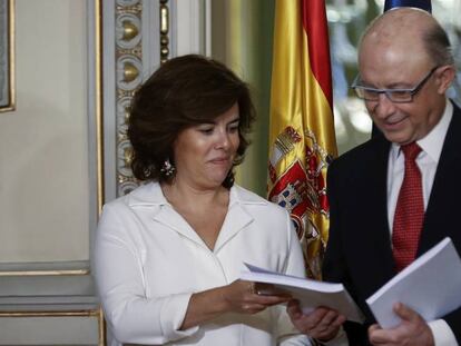 La vicepresidenta del Gobierno, Soraya Sáenz de Santamaría, y el ministro de Hacienda, Cristóbal Montoro, tras recibir el informe sobre financiación autonómica.