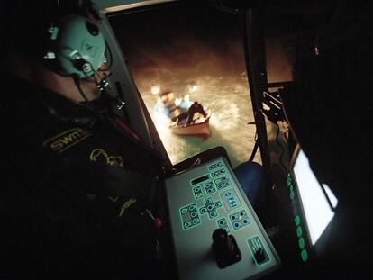 Los pilotos del Servicio de Vigilancia Aduanera tienen a tiro a los malos. Los traficantes de droga sueltan los fardos y se largan, cada uno por su lado.
