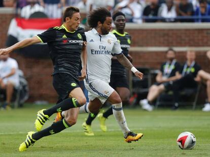 Matic lucha por la pelota con Marcelo.