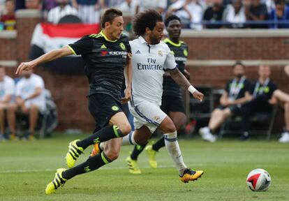 Matic lucha por la pelota con Marcelo.