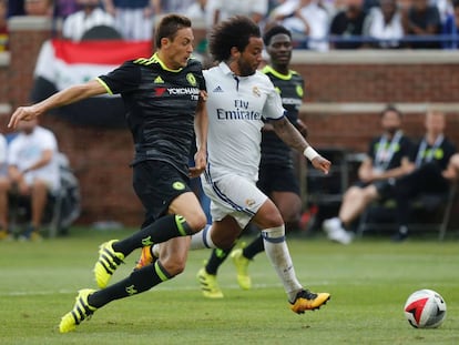 Matic lucha por la pelota con Marcelo.