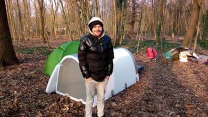 Alex recibe su iglú en el bosque de Vincennes (París)