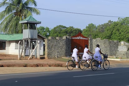 Estudiantes tamiles pasan a diario frente a las bases militares en Mullaitivu, al norte de Sri Lanka. El ejército continúa violando los derechos de la población minoritaria de étnia tamil y religión hindú.