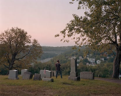 Alec Soth y Ed Panar, Pittsburgh, 2019. Una foto en un cementerio que incluye 'Photo No-Nos: Meditaciones sobre lo que no fotografiar'. (Aperture, 2021). 