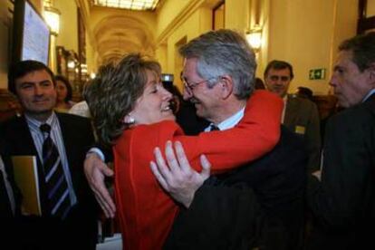 La ministra María Jesús San Segundo, con Alejandro Tiana, secretario general de Educación, ayer, en el Congreso.