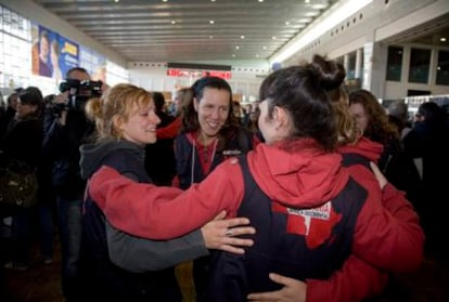 Los 38 cooperantes y compañeros de los tres secuestrados en Mauritania a su llegada al aeropuerto de Barcelona.