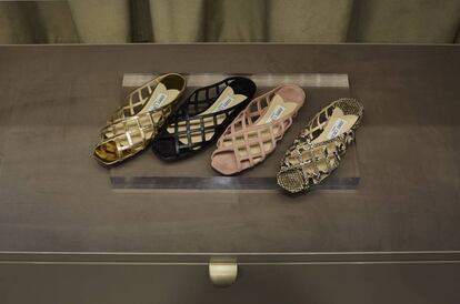 Sandalias planas con trenzado en diferentes tonos y estampados de Jimmy Choo.