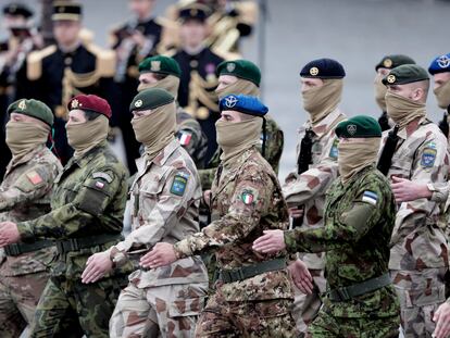 Soldados de la fuerza militar Takuba desfilan en los Campos Elíseos de París el 14 de julio de 2021.