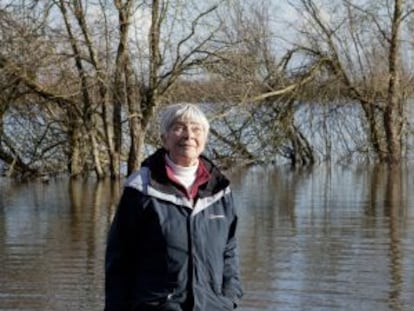 La secretaria jubilada Mary Knight pasea en Langport.