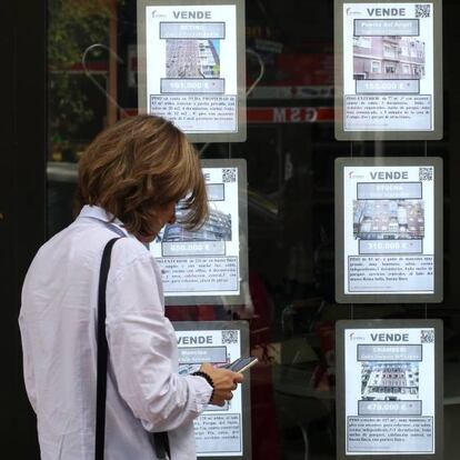 Anuncios de venta de pisos en una inmobiliaria en Madrid.