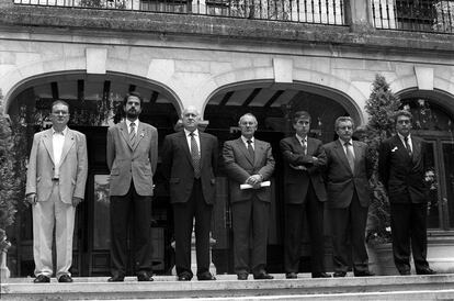 El viernes 11 de julio, el presidente del Gobierno vasco,José Antonio Ardanza,convocó a los representantes políticos de la Mesa de Ajuria Enea, alianza en la que están representados los partidos políticos vascos como el PNV, PP, PSOE, EA, IU y UA, quienes en 1988 firmaron un pacto que supuso un antes y un después en la lucha contra ETA. Tras la reunión de 50 minutos guardaron cinco minutos de silencio, y convocaron a los ciudadanos vascos a manifestarse en Bilbao. Petición que se sumaba a la del gobierno de Aznar que instó a las autoridades municipales y a los ciudadanos a congregarse y guardar un minuto de silencio en los Ayuntamientos de toda España. En la imagen, desde la izquierda, Javier Madrazo (Izquierda Unida), Carlos Iturgaiz (Partido Popular), Xabier Arzalluz (PNV), el lehendakari José Antonio Ardanza, Ramón Jauregui (PSOE), Inaxio Oliberi (EA) y Pablo Mosquera, representantes de la Mesa de Ajuria Enea.