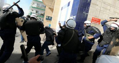 La policía se enfrenta a los manifestantes a las afueras de Manama, la capital de Bahréin