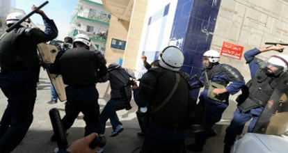 La policía se enfrenta a los manifestantes a las afueras de Manama, la capital de Bahréin