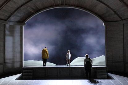 El capitán Balstrode (Iain Paterson), el niño aprendiz y, de espaldas, Peter Grimes (Stuart Skelton) durante el primer interludio orquestal de la ópera.