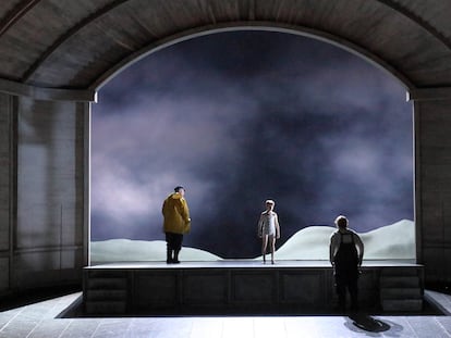 El capitán Balstrode (Iain Paterson), el niño aprendiz y, de espaldas, Peter Grimes (Stuart Skelton) durante el primer interludio orquestal de la ópera.