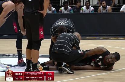 Ekpe Udoh tendido sobre el parqué tras su lesión en septiembre en la Supercopa italiana al pisar una pegatina publicitaria.