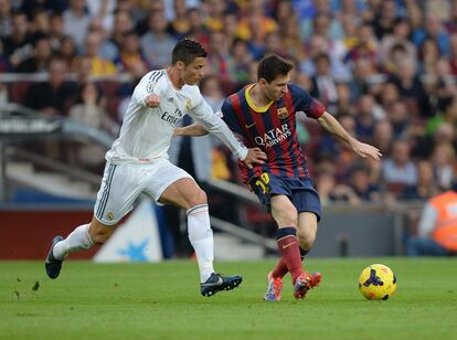 En la imagen, el rosarino trata de marcharse de Cristiano Ronaldo durante el clásico de la temporada 2013-2014 disputado en el Camp Nou.