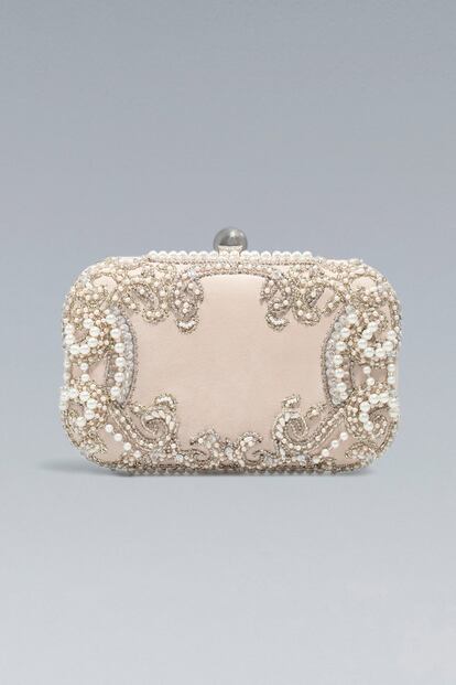 En Zara puedes encontrar este modelo de raso con perlas incrustadas (45,95 euros).