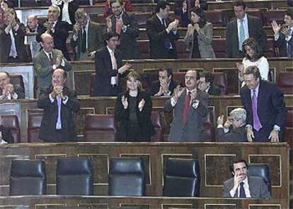 Los diputados del PP aplauden la intervención de Mariano Rajoy en el pleno del Congreso.