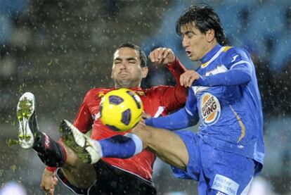 Joao Victor, del Mallorca, pelea un balón con el jugador del Getafe, Pedro Rios.