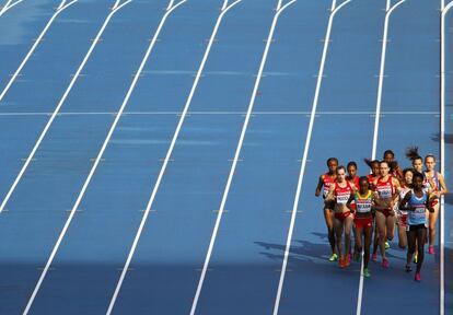 Un grupo de 11 atletas compiten en la ronda clasificatoria previa de los 5.000 metros. La prueba la dominó la keniana Cherono, que entró primera, seguida por la etíope Ayana.