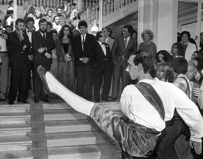 1985: José Luis García Sánchez, director de 'La Corte del Faraón' y Antonio Banderas, uno de los actores, rodean a Ana Belén, protagonista de la película, mientras un dantzari baila el 'aurresku' de honor a la salida de la sesión de gala del Festival.