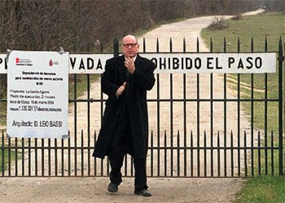 Leo Bassi, ante una finca de la familia de Esperanza Aguirre, con un cartel de expropiación.