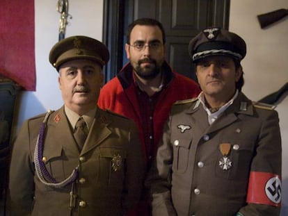 Ramón Pérez, el doble de Franco, junto al director de <i>O Labirinto Ario</i>, Alfredo Pardo, y el actor Julio Cela en su papel de Doctor Manfred.