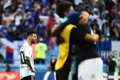 Jugadores franceses, en primer plano, se felicitan tras ganar el partido antes la mirada de Lionel Messi.