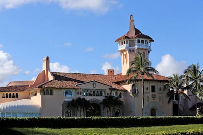 “Donald Trump nunca sale de este lugar ni de su campo de golf. Tampoco sale a cenar a casa de nadie", explica Laurence Leamer, residente de Palm Beach, cronista y escritor especializado en política y sociedad estadounidense.