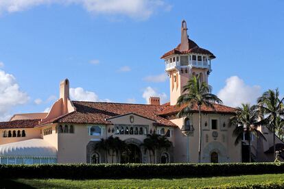 “Donald Trump nunca sale de este lugar ni de su campo de golf. Tampoco sale a cenar a casa de nadie", explica Laurence Leamer, residente de Palm Beach, cronista y escritor especializado en política y sociedad estadounidense.