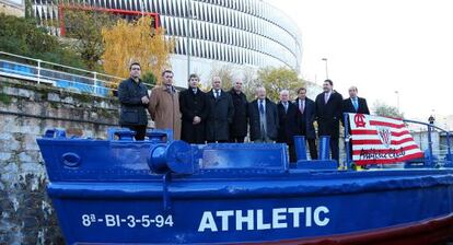 La gabarra instalada en los muelles del Museo Martimo con el nuevos estadio de San Mams al fondo.