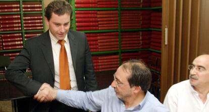 José Antonio Román saluda a Angel Franco en mayo de 2005 al inicio de la reunión tras la crisis por el apoyo al plan Rabasa.
