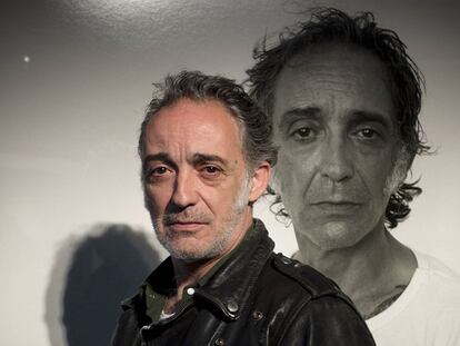 Alberto García-Alix frente a un autorretrato.